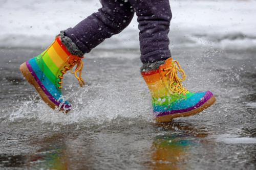 Jakie cechy muszą mieć najlepsze śniegowce dla dzieci na nachodzący sezon? Wodoodporność, ciepło i bezpieczeństwo